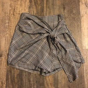 Rue21 black and white plaid skort